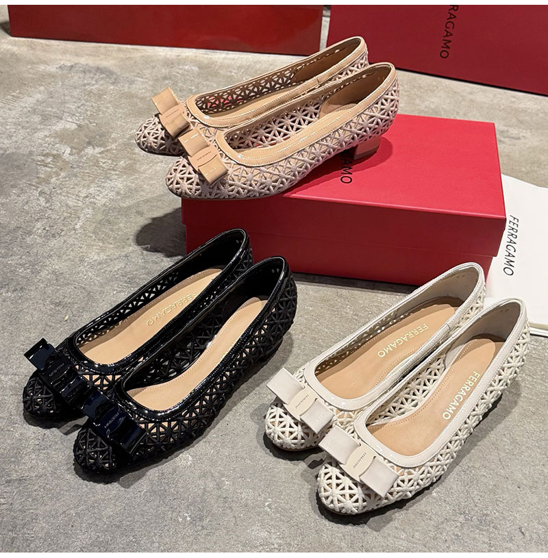FERRAGAMO-06301 페라가모 2026SS 바라 할로우 자수 메시 미드힐 플랫