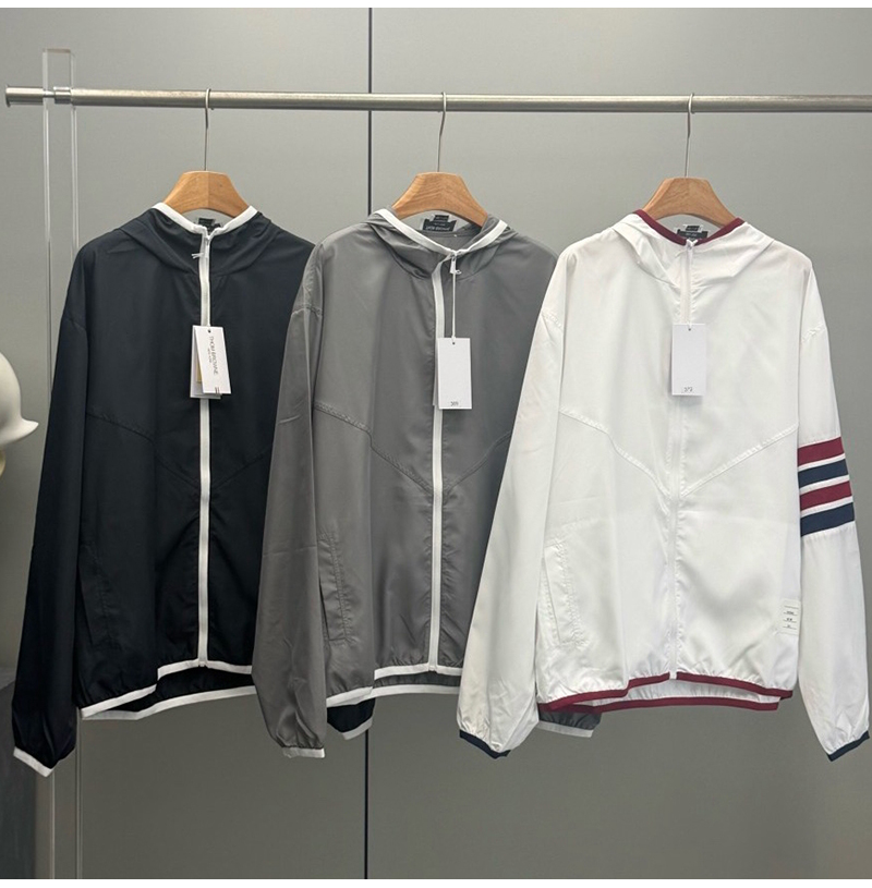 MONCLER-071329 몽클레어 2026년 신상품 클래식 스트라이프 후드 집업 자외선 차단 경량 자켓 남성용(3컬러)
