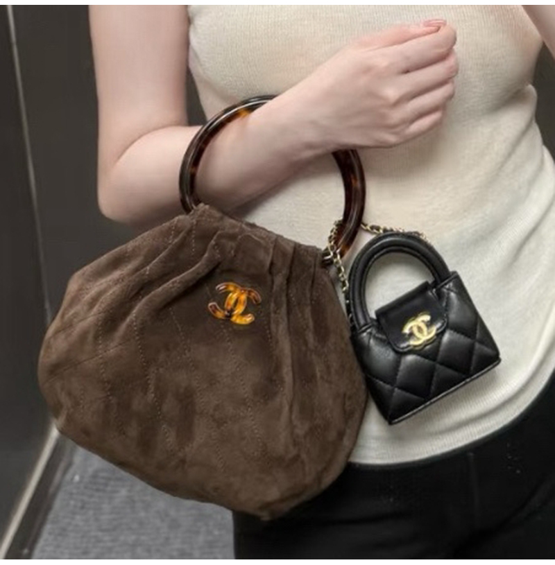 [스페셜오더]CHANEL-AP4981 샤넬 26S/S 봄신상 미니 파우치 브라운